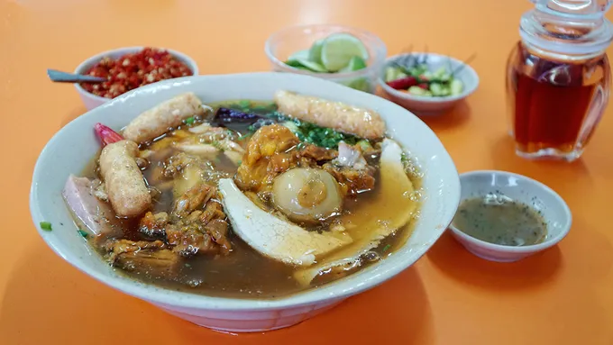 Tô bánh canh cua Út Lệ đầy đặn, hấp dẫn.