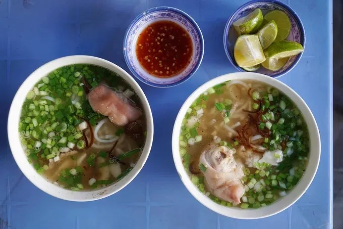 Tô bánh canh đầy đủ cá lóc và giò heo