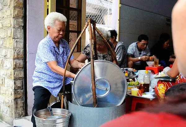 Tô bánh canh nóng hổi với giò heo, nước mắm ớt