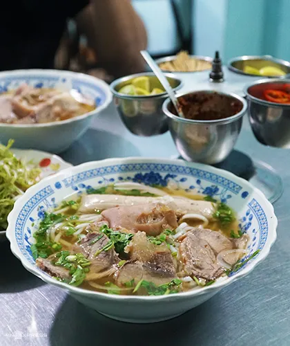 Tô bún bò đầy đặn với thịt nạm, chả, giò hoặc mống heo. Ảnh: Di Vỹ.