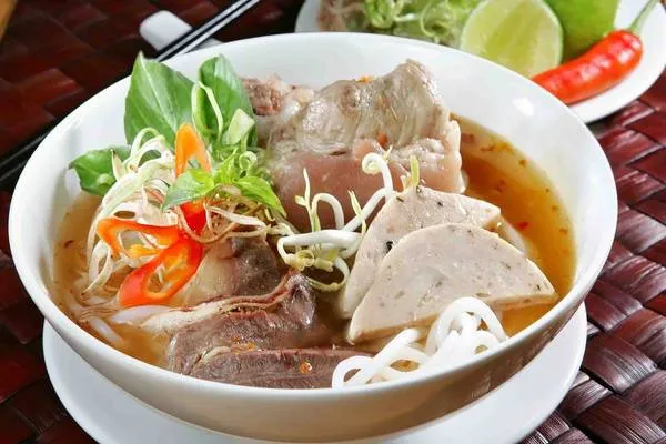 Tô bún bò Huế đậm đà