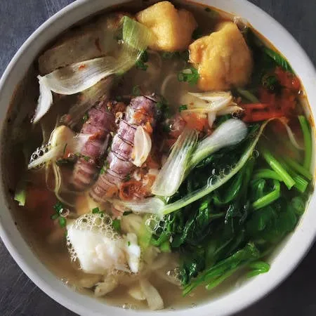 Tô bún hải sản đầy đặn