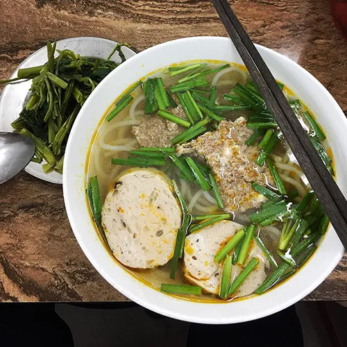 Tô canh bún ở quán này có nước trong, không phải màu vàng như thường thấy.