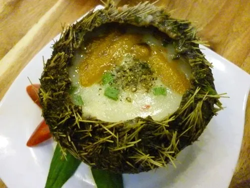 Tô cháo nhum nóng hổi, thơm ngon, bổ dưỡng. Ảnh: Huấn Phan