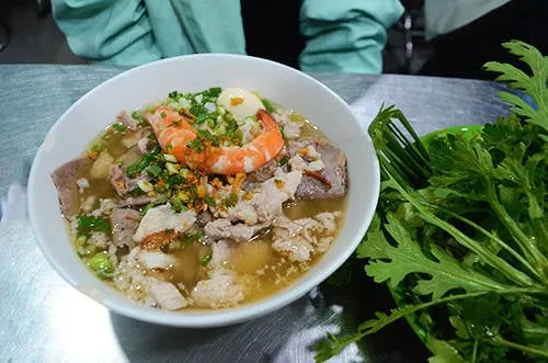 Tô hủ tiếu đầy ắp topping hấp dẫn thực khách. Ảnh: Phong Vinh.