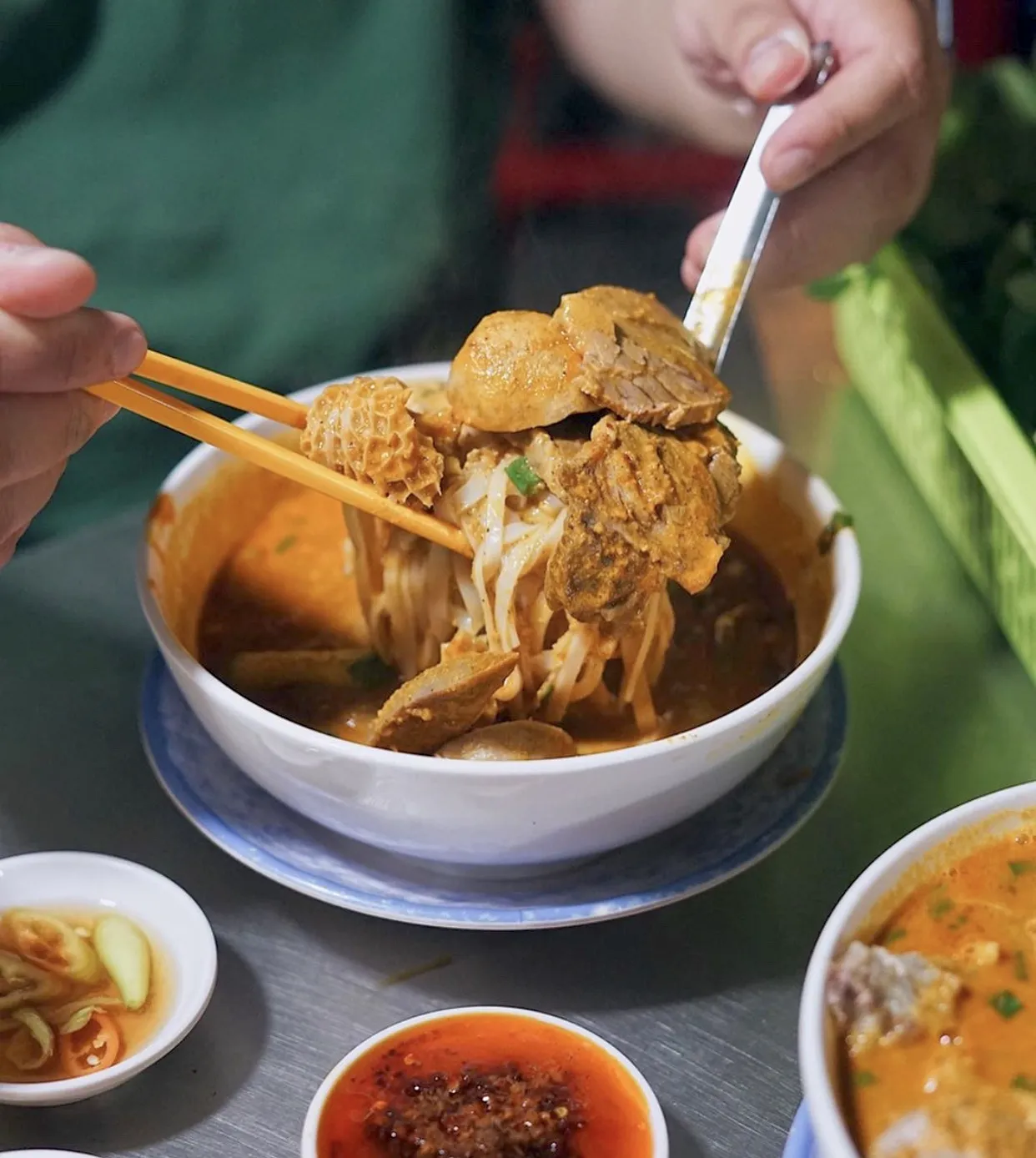 Tô hủ tiếu sa tế thơm ngon, hấp dẫn với nước dùng sánh mịn, đậu phộng béo ngậy và thịt bò mềm thơm.