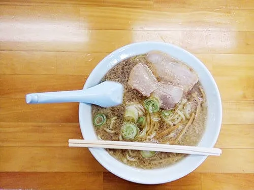 Tô mì Kitakata Ramen nóng hổi, nghi ngút khói với sợi mì vàng óng, thịt heo, măng khô và hành lá. Ảnh: Phong Vinh