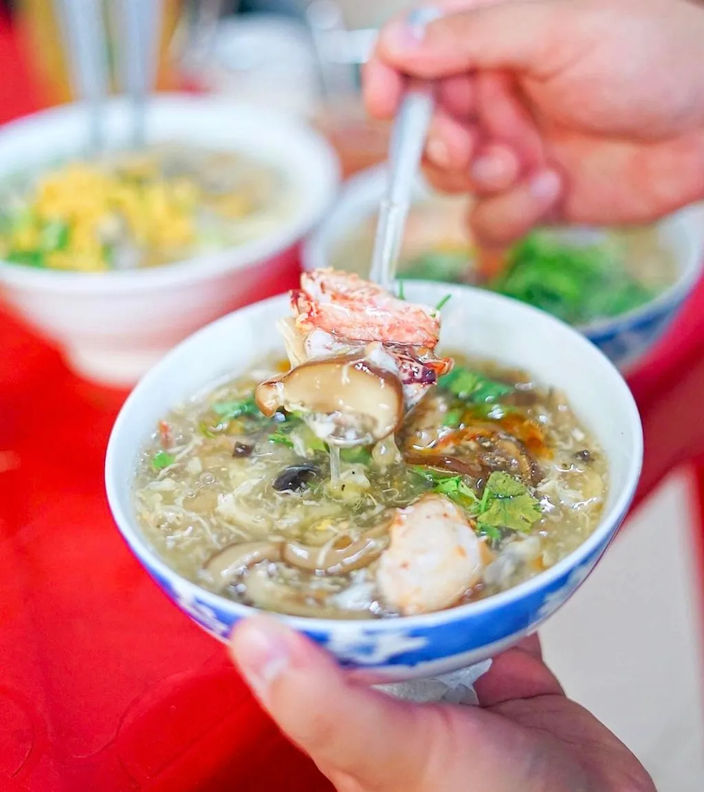 Tô súp cua bong bóng cá nóng hổi, đậm đà với nhiều topping hấp dẫn.
