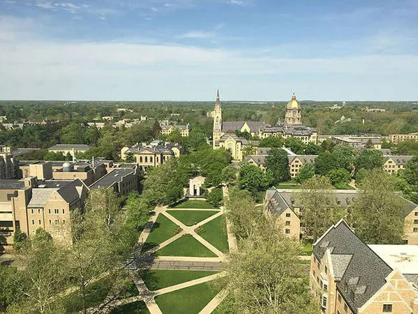 Tòa nhà chính của Đại học Notre Dame với mái vòm vàng và tượng Thánh Mary.