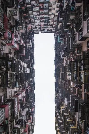 Tòa nhà chọc trời Yick Fat, biểu tượng của Hong Kong. Alt: Tòa nhà Yick Fat