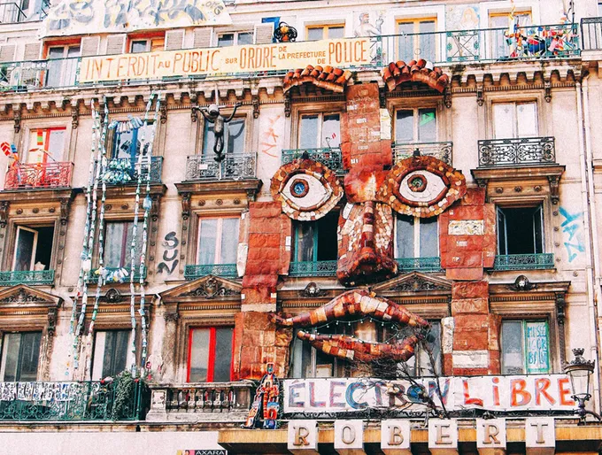 Tòa nhà số 59 Rivoli với những bức tường được trang trí bằng graffiti đầy màu sắc. Ảnh: Pinterest.