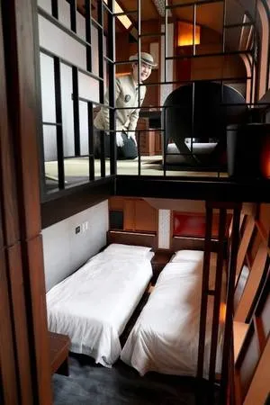 Toa sang trọng nhất trên tàu Shiki Shima với phòng ngủ, phòng khách và phòng tắm bồn.