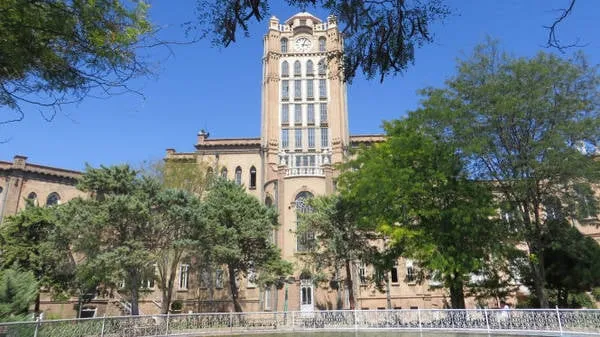 Tòa tháp Đồng Hồ - biểu tượng kiến trúc phương Tây tại Tabriz