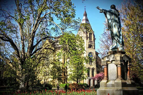 Toàn cảnh Đại học Notre Dame với kiến trúc Gothic ấn tượng.