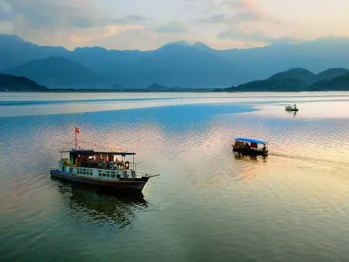 Toàn cảnh Hồ Núi Cốc với mặt nước xanh biếc, bao quanh là núi non trùng điệp. Đây là điểm đến lý tưởng cho những ai yêu thích thiên nhiên và sự yên bình.