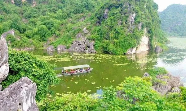 Toàn cảnh Hồ Quan Sơn với những dãy núi trùng điệp phía xa xa.