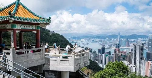 Toàn cảnh Hong Kong nhìn từ đỉnh núi Victoria với những tòa nhà chọc trời san sát. Ảnh: Klook.