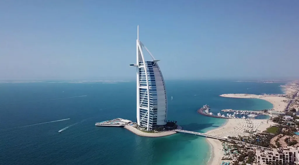 Toàn cảnh khách sạn Burj Al Arab nhìn từ xa. Ảnh: Grazia Middle East.