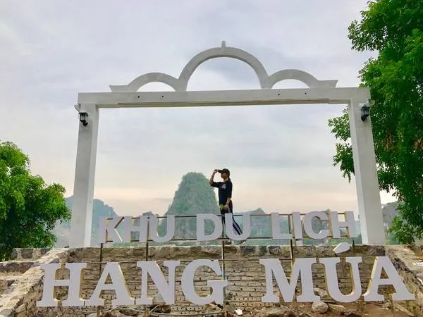 Toàn cảnh khu du lịch Hang Múa với núi non hùng vĩ bao quanh. 