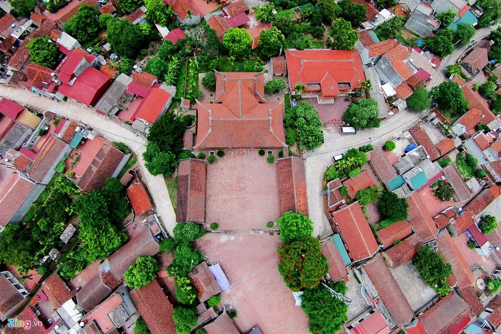 Toàn cảnh làng cổ Đường Lâm từ trên cao với những ngôi nhà cổ kính và cây cối xanh tươi bao quanh.