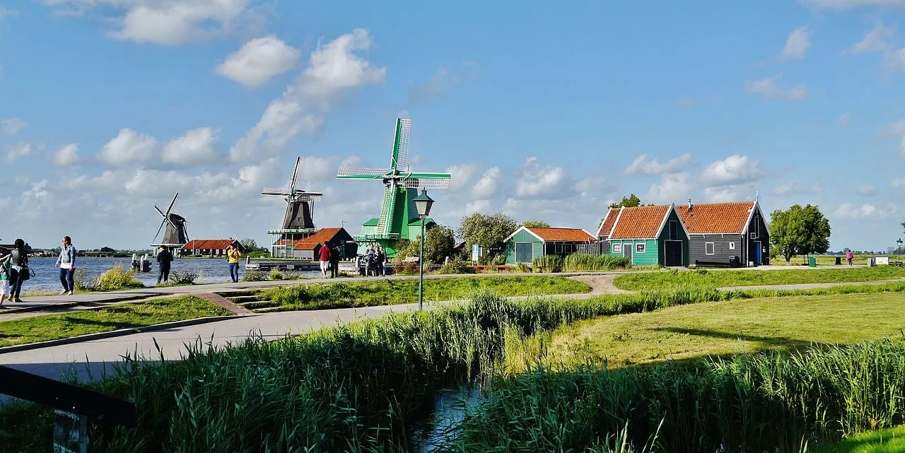 Toàn cảnh làng cối xay gió Zaanse Schans bên dòng sông