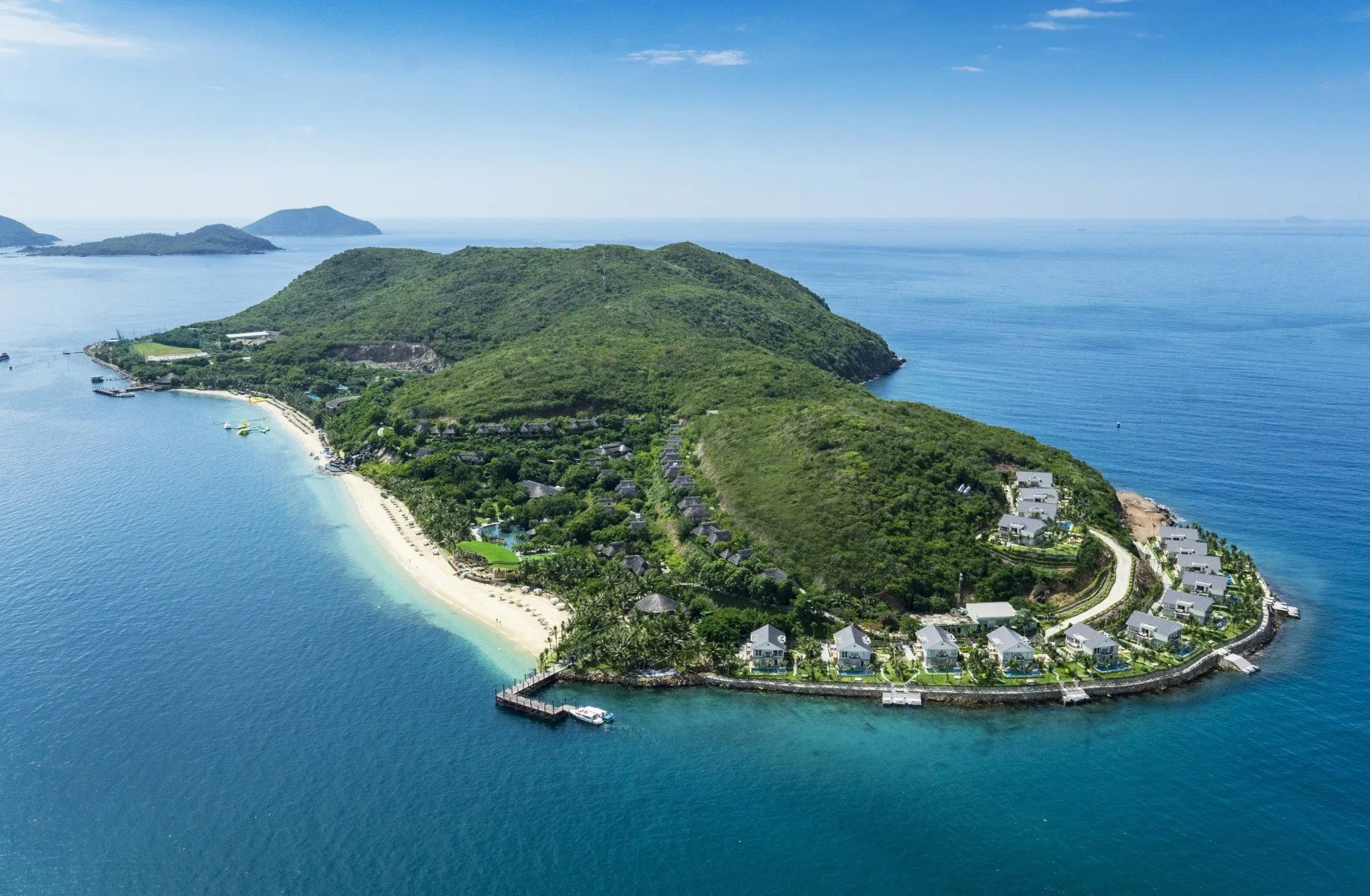 Toàn cảnh MerPerle Hòn Tằm Nha Trang nhìn từ trên cao.
