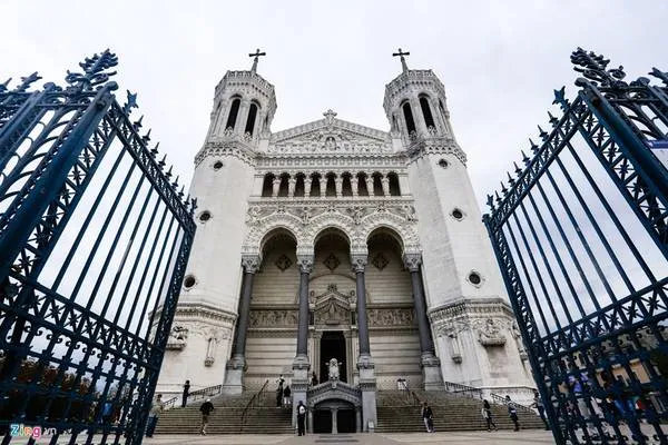 Toàn cảnh nhà thờ Đức Bà Fourvière