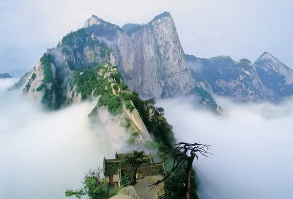 Toàn cảnh núi Hoa Sơn hùng vĩ với những vách đá dựng đứng. Đây là địa điểm du lịch nổi tiếng và cũng là bản doanh của phái Hoa Sơn trong tiểu thuyết võ hiệp Kim Dung.