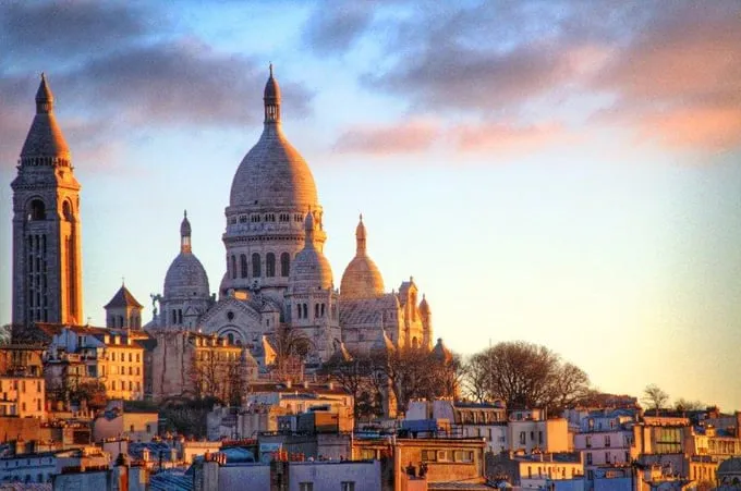 Toàn cảnh Paris nhìn từ nhà thờ Sacré Coeur trên đồi Montmartre. Ảnh: Pinterest.