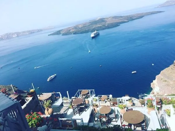 Toàn cảnh Santorini với những ngôi nhà trắng nằm trên vách đá.