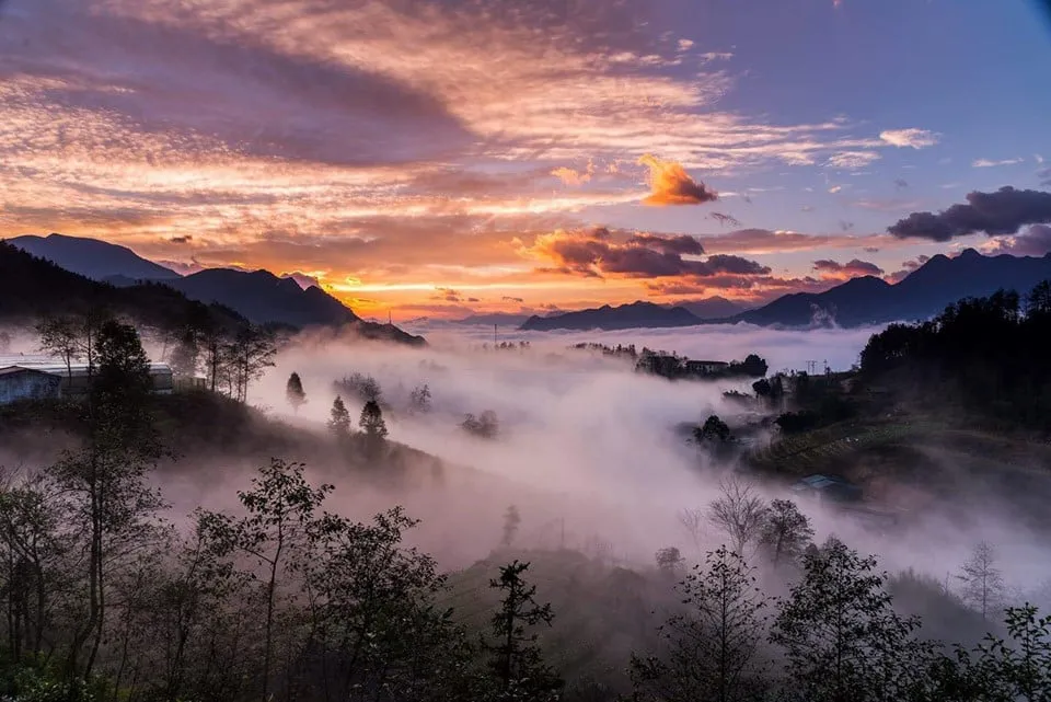 Toàn cảnh Sapa với thung lũng và núi non hùng vĩ