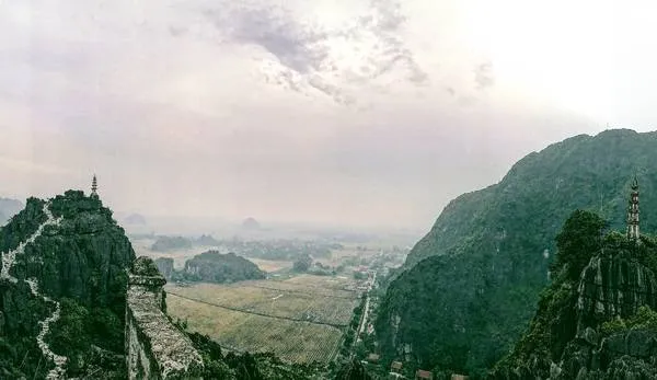 Toàn cảnh Tam Cốc nhìn từ đỉnh núi Múa, Ninh Bình.