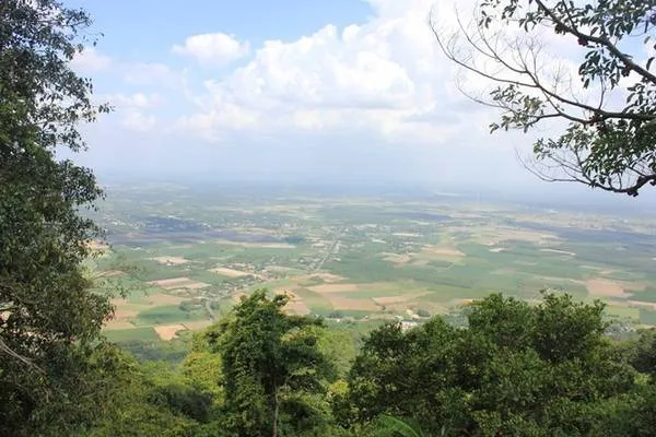 Toàn cảnh Tây Ninh nhìn từ đỉnh núi Bà Đen