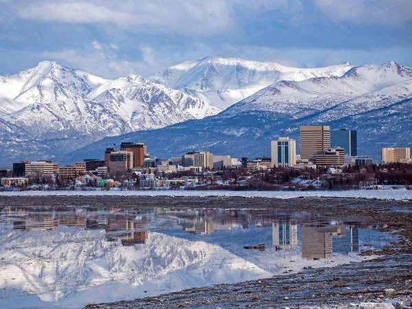 Toàn cảnh thành phố Anchorage, Alaska với dãy núi Chugach hùng vĩ phía sau.