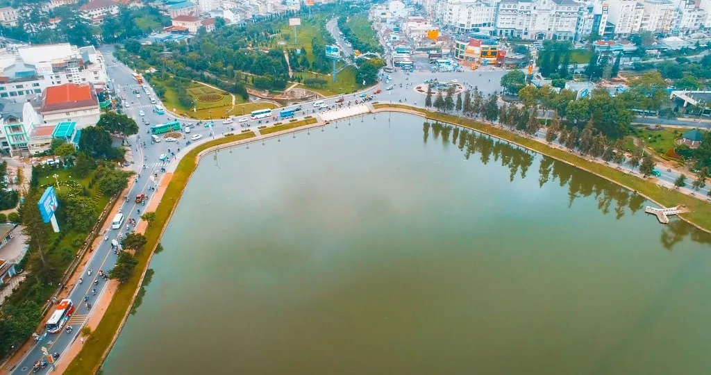 Toàn cảnh thành phố Đà Lạt và Hồ Xuân Hương nhìn từ trên cao
