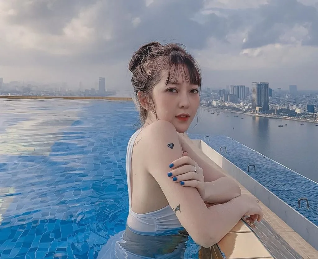 Toàn cảnh thành phố Đà Nẵng nhìn từ hồ bơi vô cực trên tầng thượng khách sạn Golden Bay. Ảnh: suachua_ne.