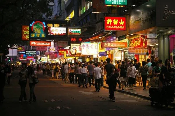 Toàn cảnh thành phố Hong Kong về đêm với ánh đèn rực rỡ. Alt: Toàn cảnh Hong Kong