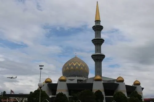 Toàn cảnh thành phố Kota Kinabalu bên bờ biển