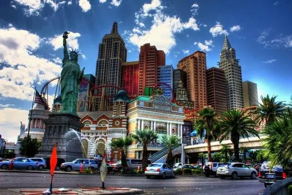 Toàn cảnh thành phố Las Vegas về đêm với những tòa nhà cao tầng và ánh đèn rực rỡ.