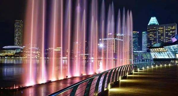 Toàn cảnh thành phố Singapore với ánh đèn lung linh về đêm