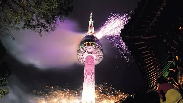 Toàn cảnh Tháp Namsan Seoul lung linh về đêm với hệ thống đèn LED đổi màu liên tục. Ảnh: cuti.my