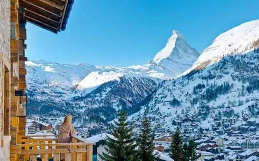 Toàn cảnh thị trấn Zermatt phủ đầy tuyết trắng với đỉnh Matterhorn hùng vĩ ở phía xa.