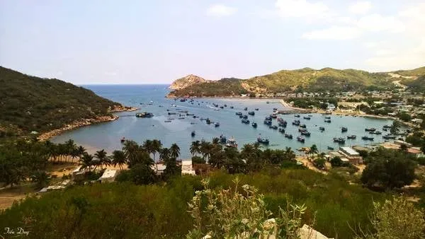 Toàn cảnh Vịnh Vĩnh Hy nhìn từ trên cao. Ảnh: Tiểu Duy