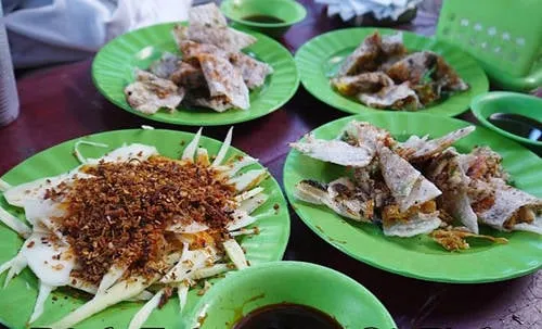 Tổng hợp các món ăn vặt Quy Nhơn: bánh tráng kẹp, bánh bèo, nem nướng, gỏi khô bò, sinh tố