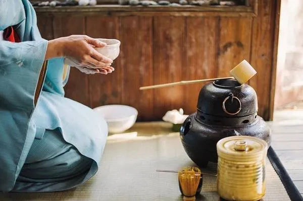 Trà đạo là một trong những nguồn gốc của Omotenashi, đề cao sự tinh tế, tỉ mỉ và chu đáo trong việc tiếp đón khách. Ảnh: Thetealounge.