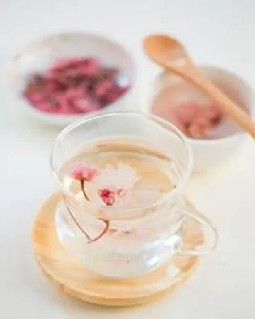 Trà hoa anh đào Sakura Tea là thức uống truyền thống của Nhật Bản, thường được dùng trong tiệc cưới vì hương vị thanh khiết và ý nghĩa may mắn. Ảnh: Thirsty for Tea.