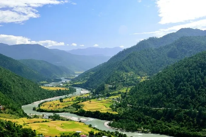 Trải nghiệm bắn cung truyền thống và thưởng thức ẩm thực Bhutan. Ảnh: Shutterstock/PI.