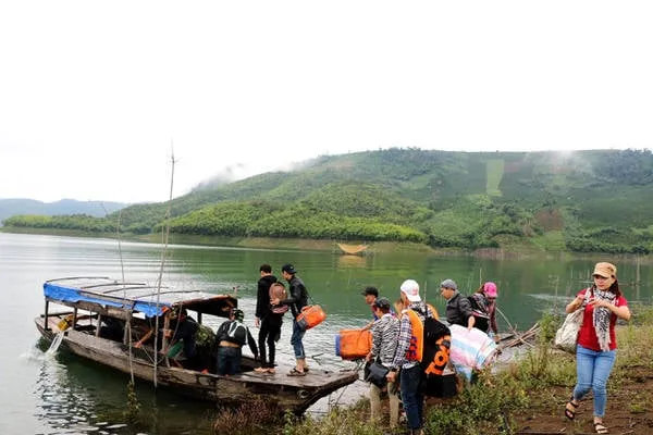 Trải nghiệm đi thuyền khám phá các đảo trên hồ Tà Đùng - Nguồn ảnh: iVIVU