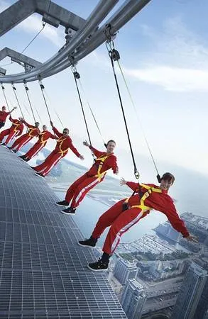 Trải nghiệm EdgeWalk tại Tháp CN - Ảnh: Travelandtourworld