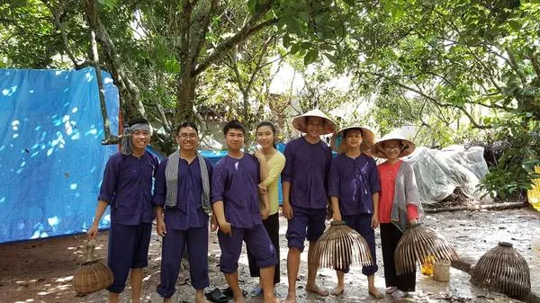 Trải nghiệm mặc đồ bà ba tại vườn trái cây. Ảnh: Thành Trần Minh